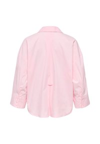 Chemise rose pâle à manches longues avec boutons, coupe ample, vue de dos, avec un pli central et un col classique.