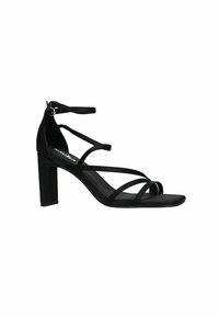 Zwarte sandalen met hakken, voorzien van een blokhak, met dunne, kruislings over elkaar lopende banden en een enkelbandje met een gesp. Vloeiende matte textuur.