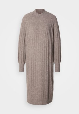Abito in maglia marrone chiaro, con coste verticali, maniche lunghe con polsini affusolati e un collo a girocollo alto. Texture liscia.