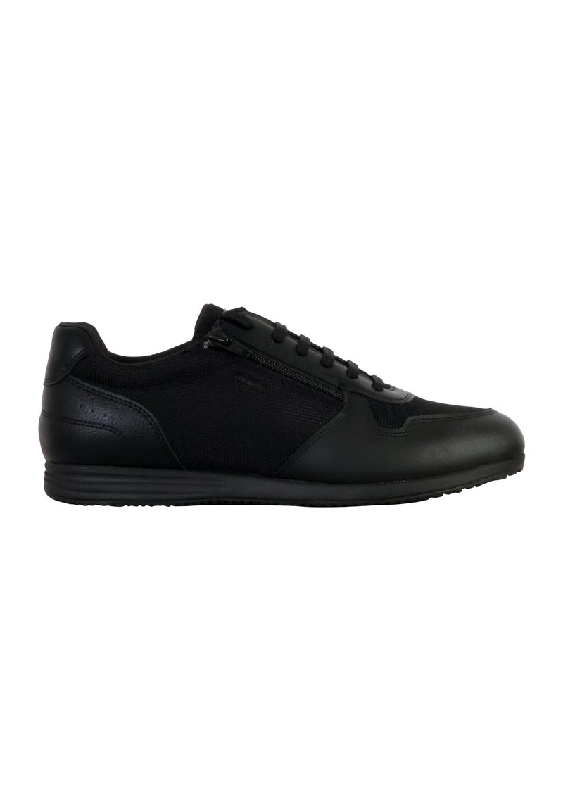 Scarpe sportive nere realizzate con una combinazione di pelle elegante e mesh traspirante, con punta rotonda, chiusura con lacci nella parte anteriore e dettaglio con zip laterale.