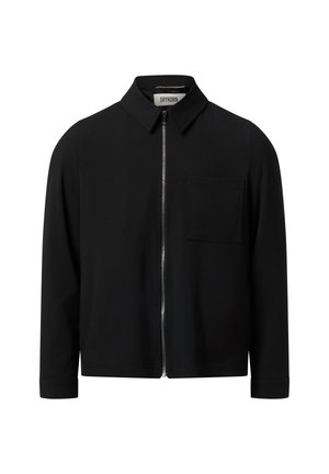 Schwarze Jacke aus weichem Stoff mit Stehkragen, Frontreißverschluss und einer Brusttasche. Lange Ärmel, minimalistisches Design.