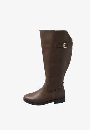Stivale in pelle marrone al ginocchio con una finitura liscia, leggero curvatura nella parte superiore, accentuato da una fibbia dorata sul lato e suola in gomma nera.
