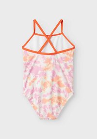 Jednoczęściowy strój kąpielowy z różowo-pomarańczowym wzorem tie-dye, pomarańczowymi ramiączkami tworzącymi literę X na plecach oraz gładką teksturą materiału.