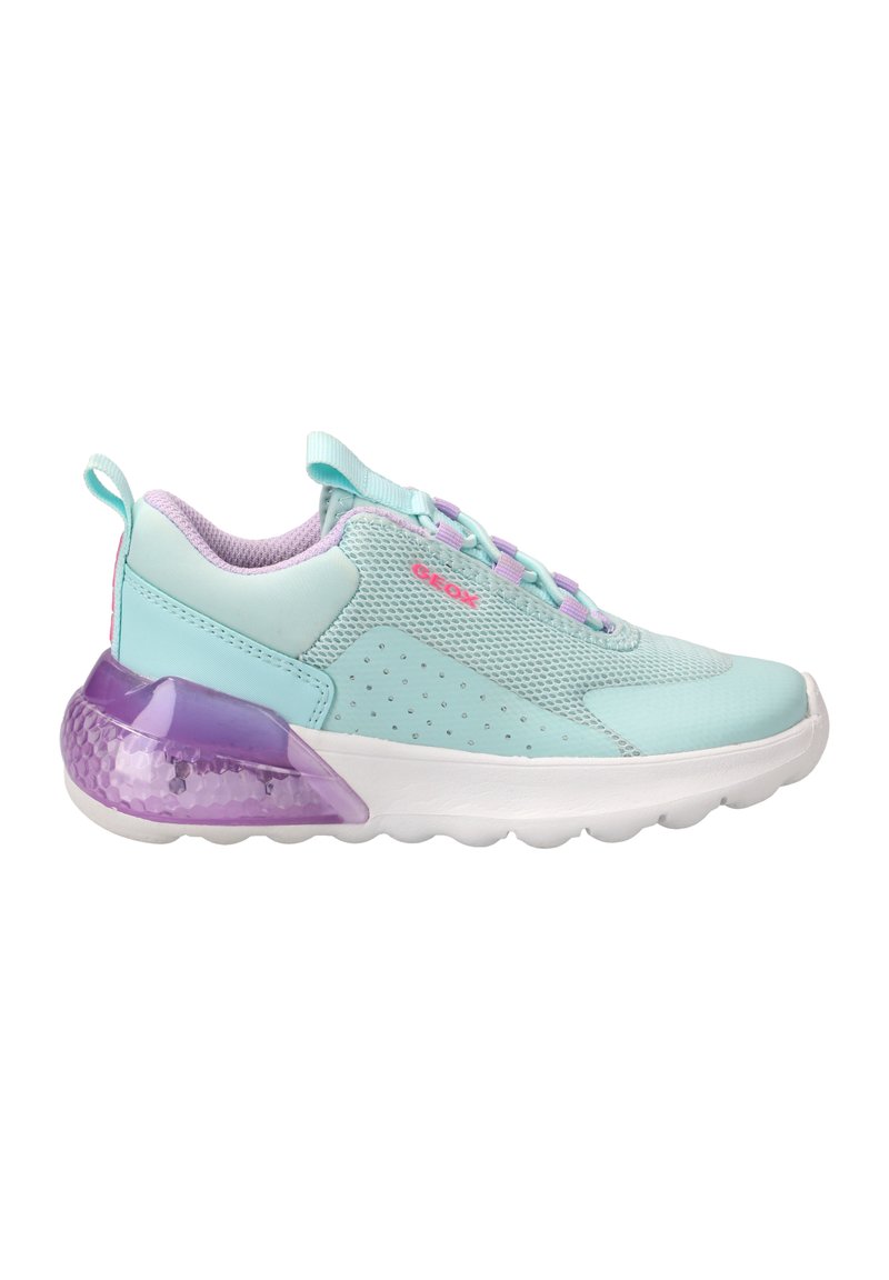 Světle modrá sportovní bota s síťovaným svrškem, fialovými akcenty a průhledným fialovým podpatkem. Obsahuje zaoblenou podrážku a perforovaný design.