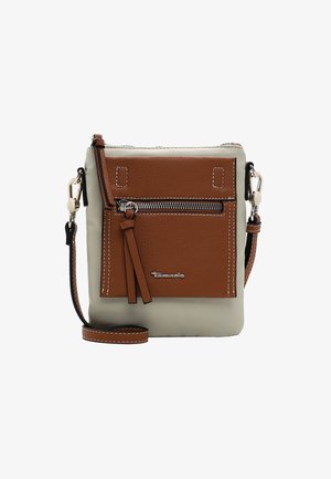 Braune und cremefarbene synthetische Umhängetasche mit einer Front-Reißverschlusstasche, strukturierter Oberfläche, weißen Nähten und verstellbarem Schulterriemen.