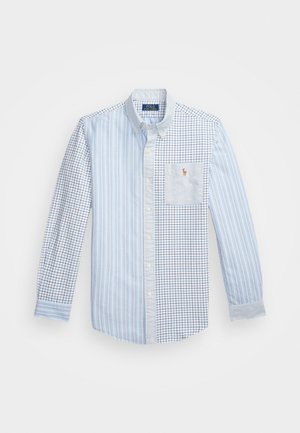 Chemise bouton recto bleu clair avec un mélange de rayures verticales et d'un motif à carreaux. Dispose d'une poche poitrine unique et d'un logo brodé.