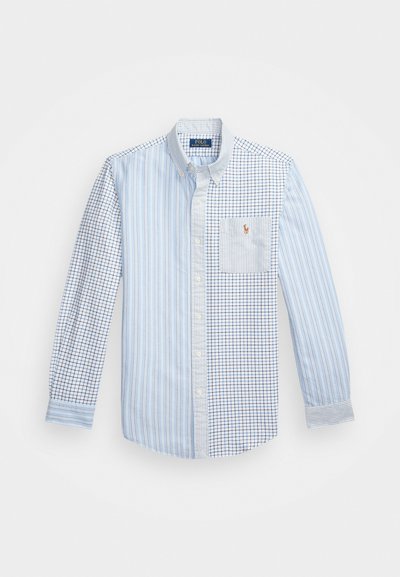 Γαλάζιο πουκάμισο με κουμπιά που συνδυάζει κατακόρυφες ρίγες με καρό σχέδιο. Διαθέτει μία τσέπη στο στήθος και λεπτομέρειες με κεντημένο λογότυπο.