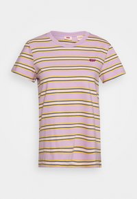 T-shirt di un leggero colore viola con strisce orizzontali blu, gialle e bianche. Presenta un colletto rotondo e un piccolo logo rosso Levi's sul petto.