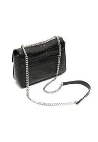 Borsa a tracolla nera in faux pelle con texture cocodrillo, tracolla in catena argentata, chiusura a patta e borchie decorative. Forma rettangolare compatta.