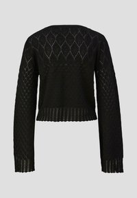 Schwarzer, kurzer Pullover mit langen Ärmeln, ausgestattet mit einem strukturierten Rauten-Muster sowie gerippten Bündchen und Saum. Leichter, gestrickter Stoff.