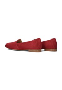 Rode suède ballerina's met een lage houten hak, voorzien van een ronde neus en een uitsnijdontwerp aan de zijkanten voor ademend vermogen en stijl.