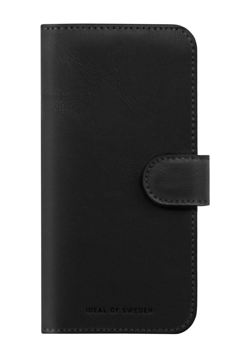 Funda para teléfono de cuero negro con superficie texturizada, esquinas redondeadas y cierre magnético. Presenta el nombre de la marca en relieve en la parte inferior.