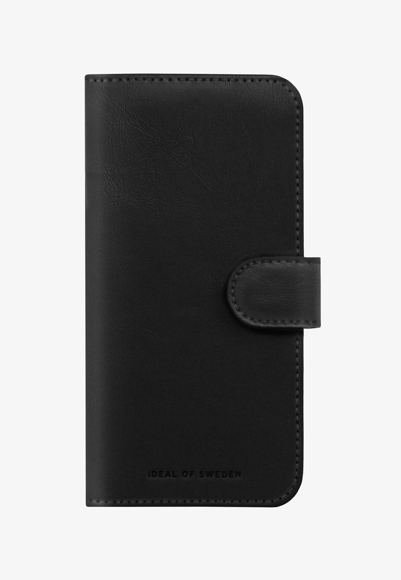 Funda para teléfono de cuero negro con superficie texturizada, esquinas redondeadas y cierre magnético. Presenta el nombre de la marca en relieve en la parte inferior.
