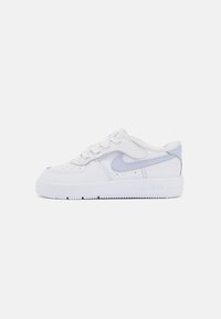 Beli Nike Air Force 1 copati z gladkim usnjanem zgornjim delom, perforacijami na prstnem delu in svetlo modrim dodatkom na peti.