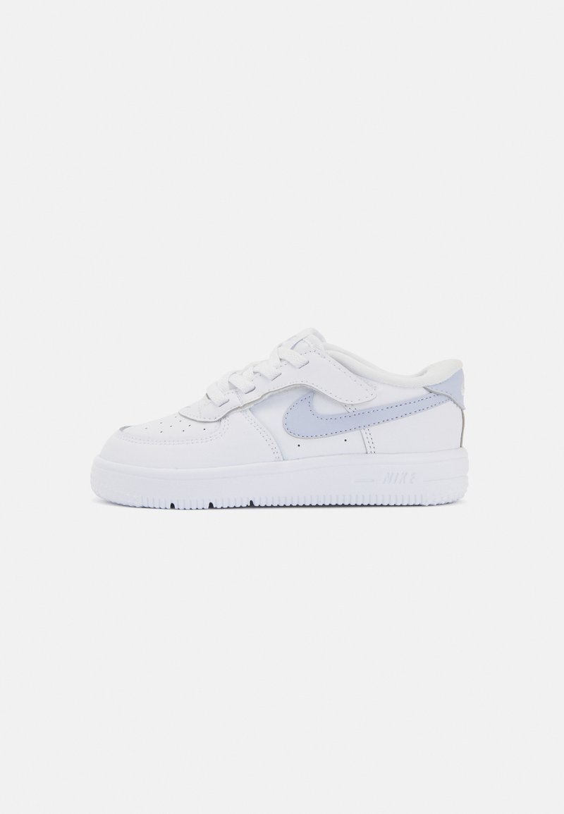 Sapatilhas Nike Air Force 1 brancas com um cabedal de couro liso, perfurações no bico e um detalhe azul claro no calcanhar.