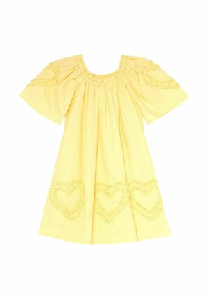 Robe ample jaune avec manches courtes bouffantes et trois motifs cœurs texturés près de l'ourlet et un sur chaque manche.