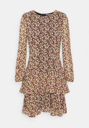 Langærmet blomstret kjole med lagdelt nederdel, der har små hvide blomster og grønne blade på en mørkerød baggrund.