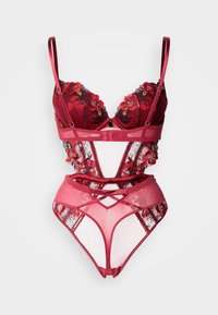 Σετ κόκκινου δαντελένιου εσωρούχου με κεντήματα λουλουδιών, σχεδιασμό με λουριά, σουτιέν με μπανέλα και διαφανή δίχτυ σε κορσέ και σλιπ.