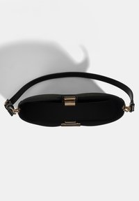 Zwarte handtas met een gladde textuur, gouden hardware, een dunne verstelbare schouderband en een compacte rechthoekige vorm. Interieur zichtbaar.