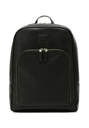 Zaino rettangolare nero con tasca frontale con cerniera, maniglia superiore e etichetta del marchio discreta al centro del pannello frontale superiore.