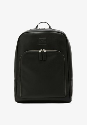 Zaino rettangolare nero con tasca frontale con cerniera, maniglia superiore e etichetta del marchio discreta al centro del pannello frontale superiore.