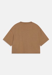 Brown short-sleeve t-shirt with a crew neck, made of soft fabric. The design is relaxed fit, with neatly finished seams and no graphic details.