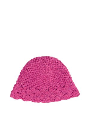 Cappello a secchiello rosa lavorato a uncinetto con motivo strutturato e bordo smerlato su sfondo bianco.