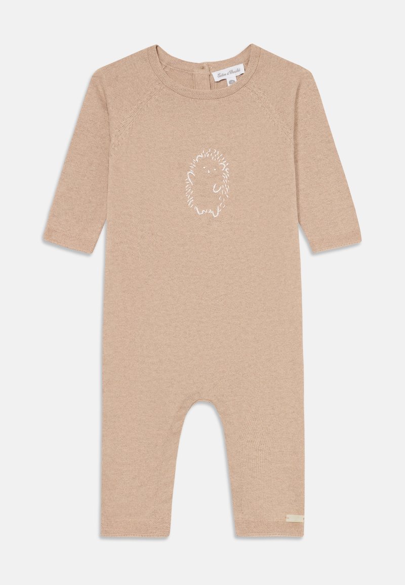 Bežs mazuļa rompers, kas izgatavots no mīkstas auduma, ar izšūtu vāveres dizainu priekšpusē, garām piedurknēm un atvērtu kāju dizainu.