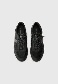 Scarpe da ginnastica nere realizzate con un mix di materiali lisci e testurizzati, dotate di lacci rotondi, colletto imbottito e suola solida. Taglia 37.