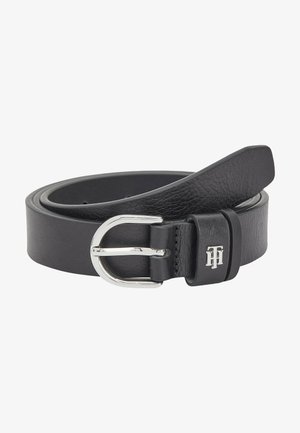 Zwarte lederen riem opgerold met een zilverkleurige gesp en een klein geperst logo op de riemlus.