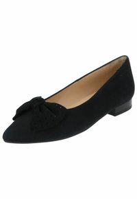 Zapato plano de ante negro con punta afilada, que presenta un lazo decorativo y perforaciones. Tacón ligeramente elevado para mayor comodidad.