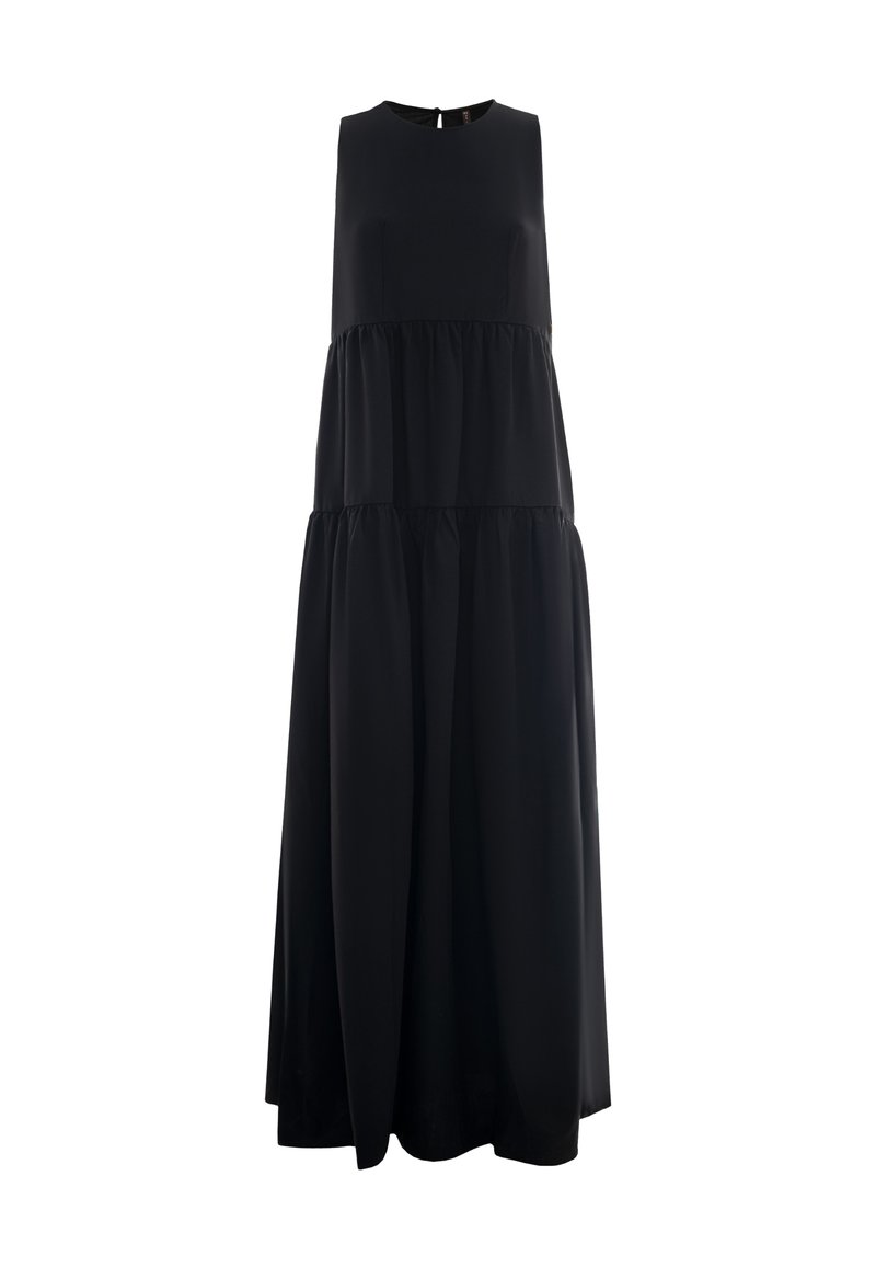 Robe noire sans manches avec un col rond, design en couches, texture douce et silhouette fluide. Elle présente une fermeture à l'arrière discrète.