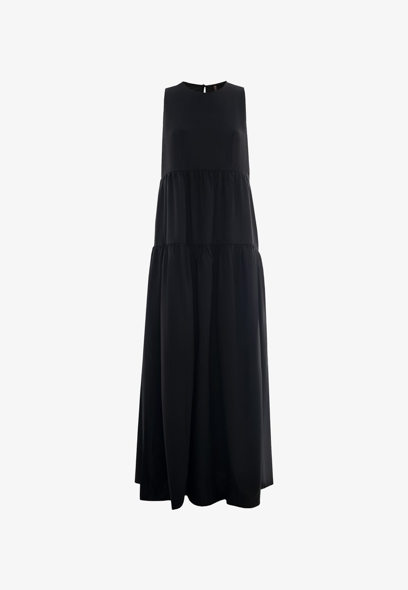 Robe noire sans manches avec un col rond, design en couches, texture douce et silhouette fluide. Elle présente une fermeture à l'arrière discrète.