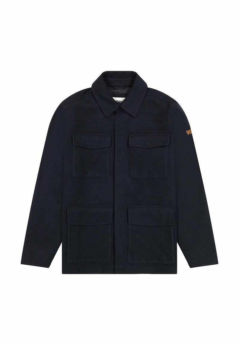 Giacca blu navy realizzata in tessuto texturizzato, con colletto, quattro tasche frontali e un sottile logo accentato sulla spalla.