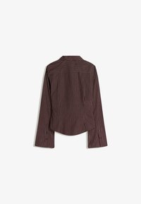 Cămașă cu mânecă lungă de culoare burgundă închisă, cu dungi verticale albe, design cu guler, tiv curbat și detalii cu nasturi la manșete.