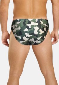 Schwimmbrief in einem Camouflage-Muster in verschiedenen Grüntönen und Weiß. Glattes Gewebe mit einer engen Passform und minimaler Bedeckung.