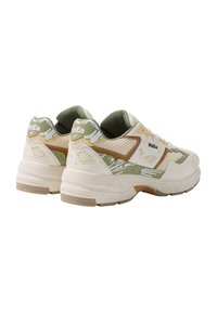 Hvite og lysegrønne sneakers med mesh-paneler, teksturerte detaljer og en tykk gummisåle. Har subtile oransje- og kremfargede detaljer.