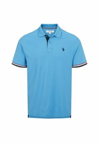 Lys blå polo-shirt lavet af tekstureret stof, med en sort krave og bånd med røde og hvide striber på ærmerne, logo på brystet.