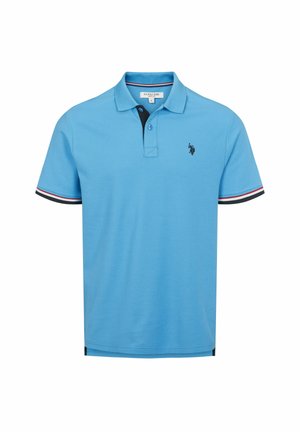 Svijetloplava polo majica od teksturiranog materijala, s crnim ovratnikom i trakama crvene i bijele boje na rukavima, logo na prsima.