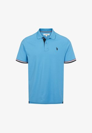 Svetlo modra polo majica iz teksturirane tkanine, s črnim ovratnikom in trakovi v rdeči in beli barvi na rokavih, logotip na prsih.