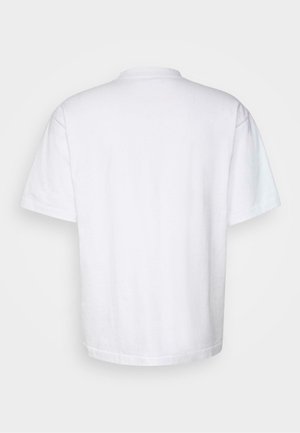 Tricou din bumbac alb cu mâneci scurte, decolteu rotund și o croială lejeră. Spatele este simplu, fără grafice sau modele.