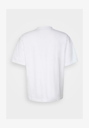 Tricou din bumbac alb cu mâneci scurte, decolteu rotund și o croială lejeră. Spatele este simplu, fără grafice sau modele.
