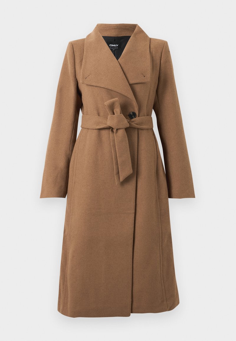 Cappotto lungo in lana color camel con ampio colletto, un bottone nero singolo e cintura in tessuto coordinato legata in vita.