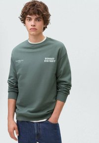 Felpa verde in misto cotone, con stampe "SUNSET DISTRICT" e "CALIFORNIA STATE". Design con polsini a coste e collo a giro.