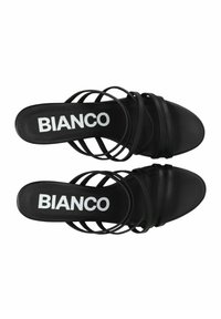 Zwarte hoge hakken sandalen met meerdere dunne banden over de voet, van soepel leer en met een gevoerd voetbed met het "BIANCO" logo.