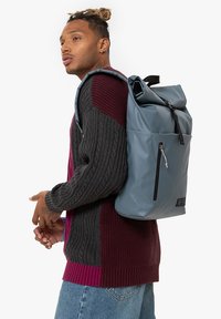 Eastpak UP ROLL - Ryggsäck - tarp stormy