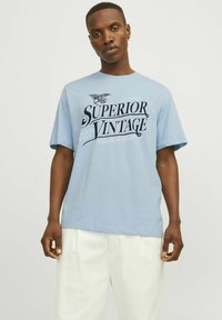 Jack & Jones PREMIUM RUNDHALS - Majica kratkih rukava s printom - cerulean
