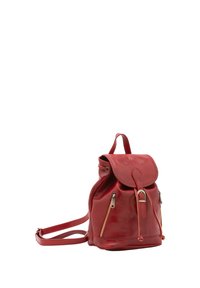 Zaino in pelle rossa con forma arrotondata, chiusura con coulisse e due zip laterali. Presenta un coperchio superiore piatto e una tracolla regolabile.
