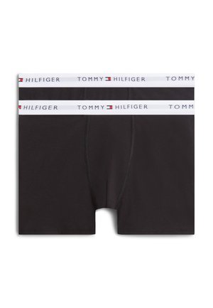 Dwie czarne bokserki męskie z białymi elastycznymi pasami w talii z napisem "Tommy Hilfiger" i logo marki w kolorach czerwonym, białym i niebieskim.