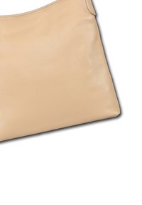 Pochette en cuir beige avec une texture lisse, une structure douce et des bords arrondis, sans quincaillerie visible ni détails supplémentaires.